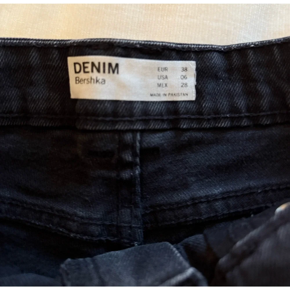 Bershka Jean Shorts Womens Size 6 Black Denim Cuffed Distressed Zip Close 28